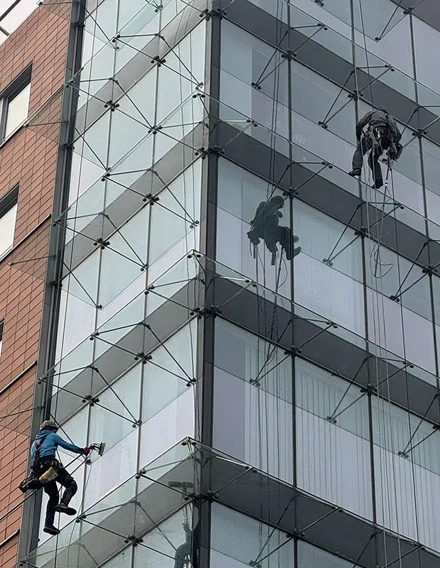 Usługi wysokościowe w wykorzystaniem technik linowych.